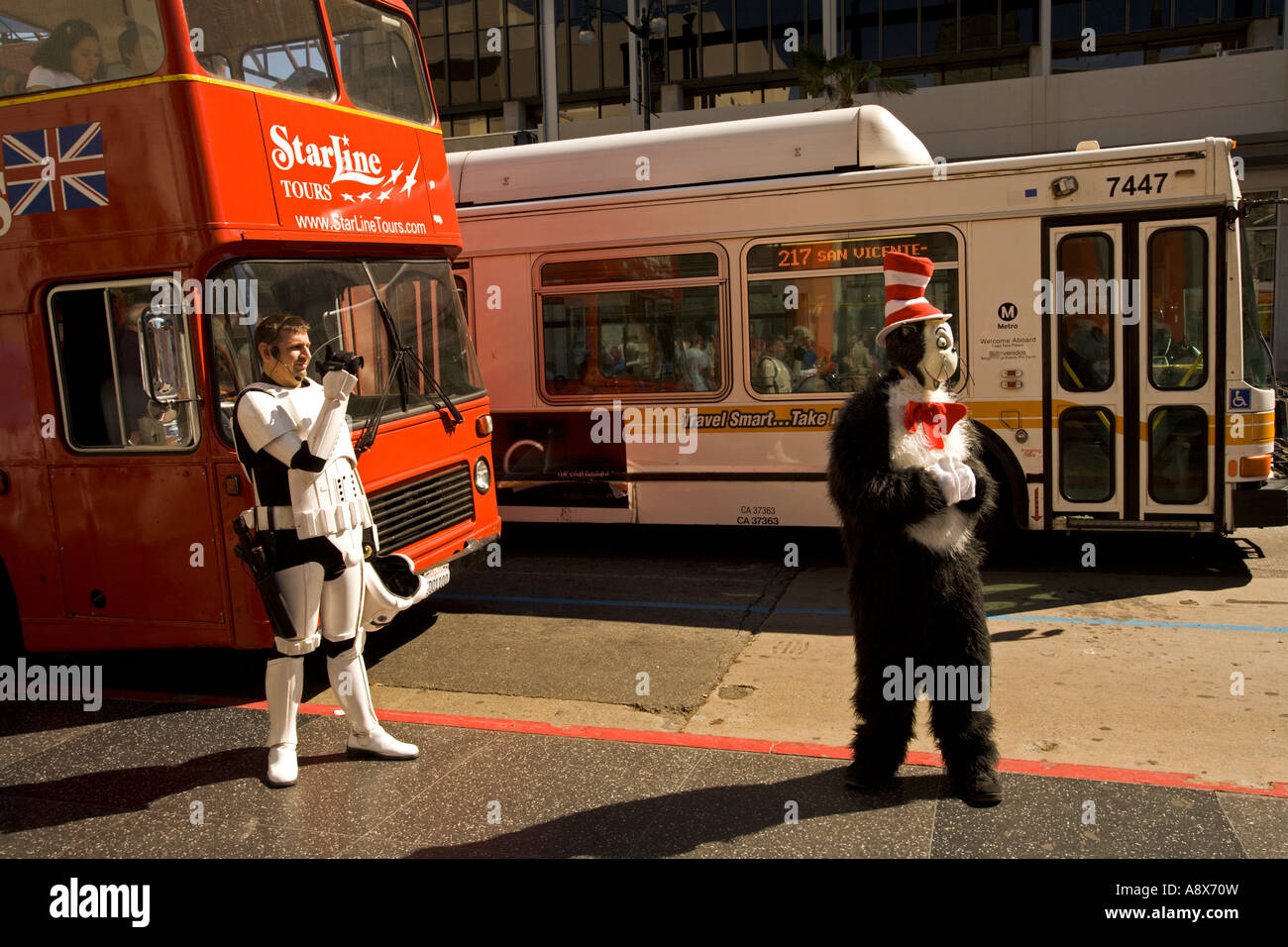 Katze im Hut und Star Wars Storm Trooper Imitatoren Hollywood Boulevard Stockfoto
