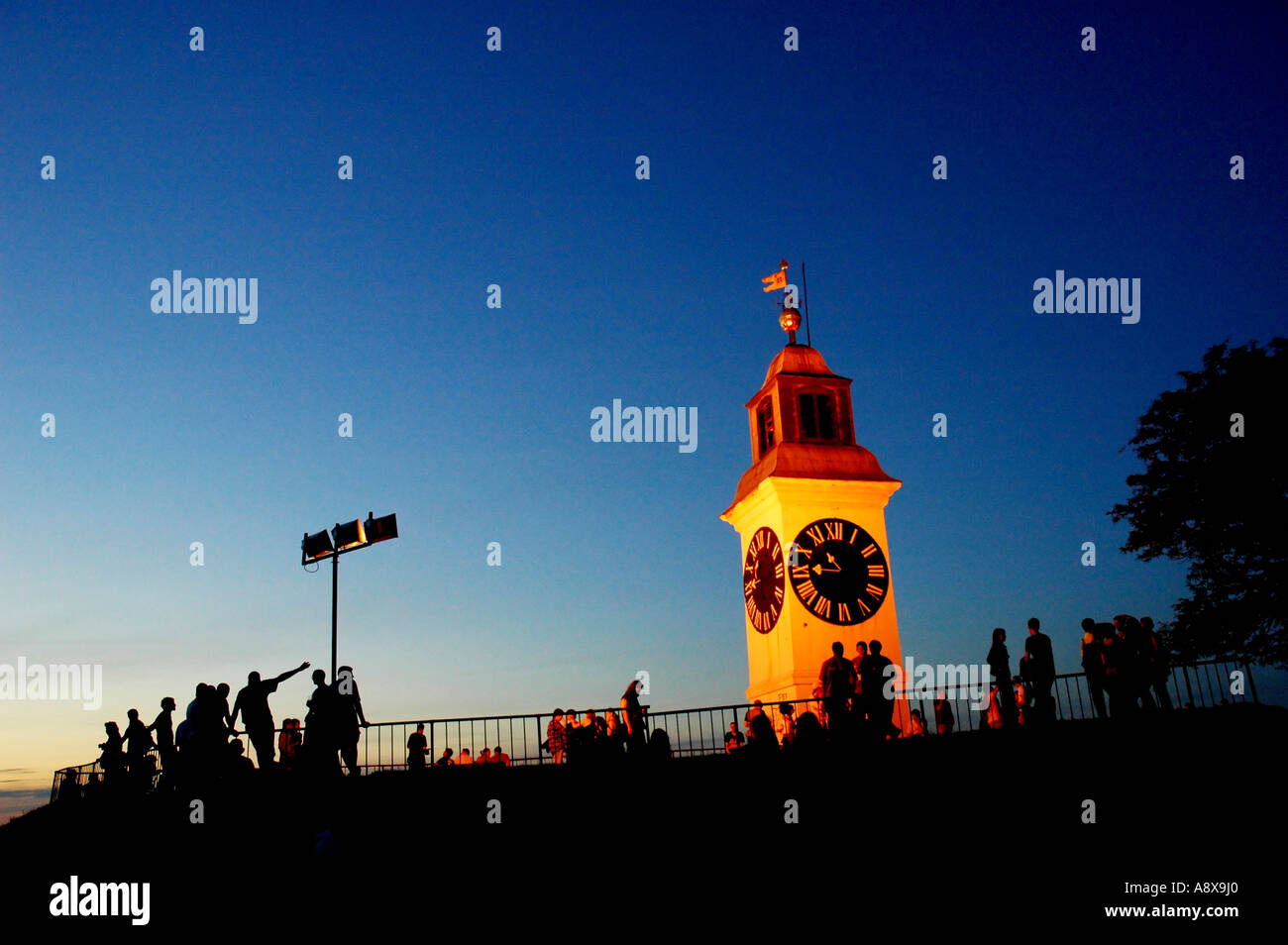 Menschen auf Petrovaradin Festung in der Abenddämmerung bei Exit-Festival, Novi Sad Serbien und Montenegro Stockfoto