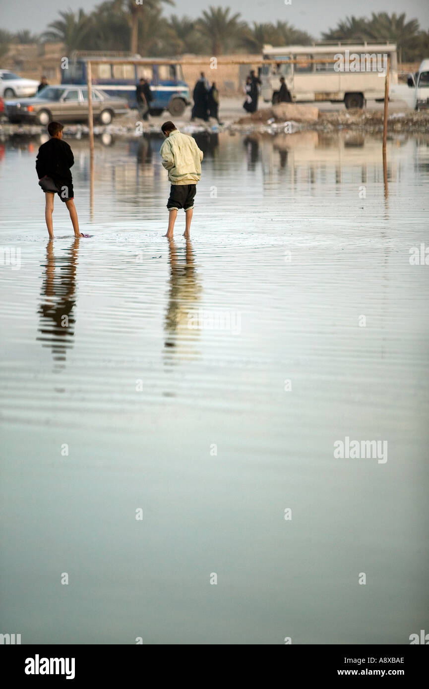 Jungen spielen in einem überschwemmten Feld nahe der Heilige Schrein in Kufa 03 03 04 Stockfoto