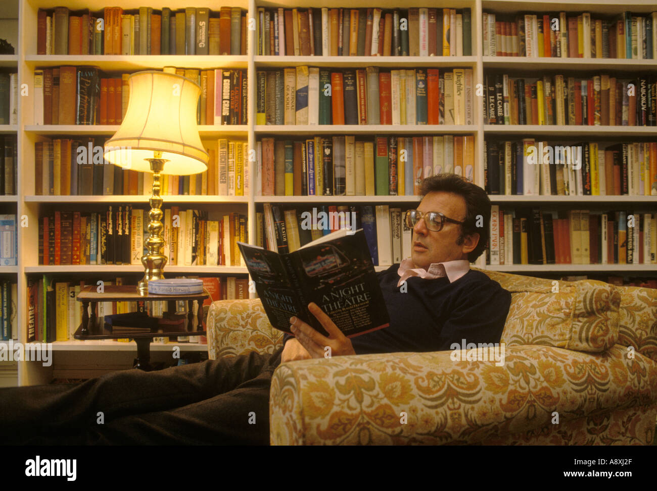 Sir Ronald Harwood Dramatiker Autor zu Hause. Home Counties, ca. September 1982 1980 UK HOMER SYKES Stockfoto