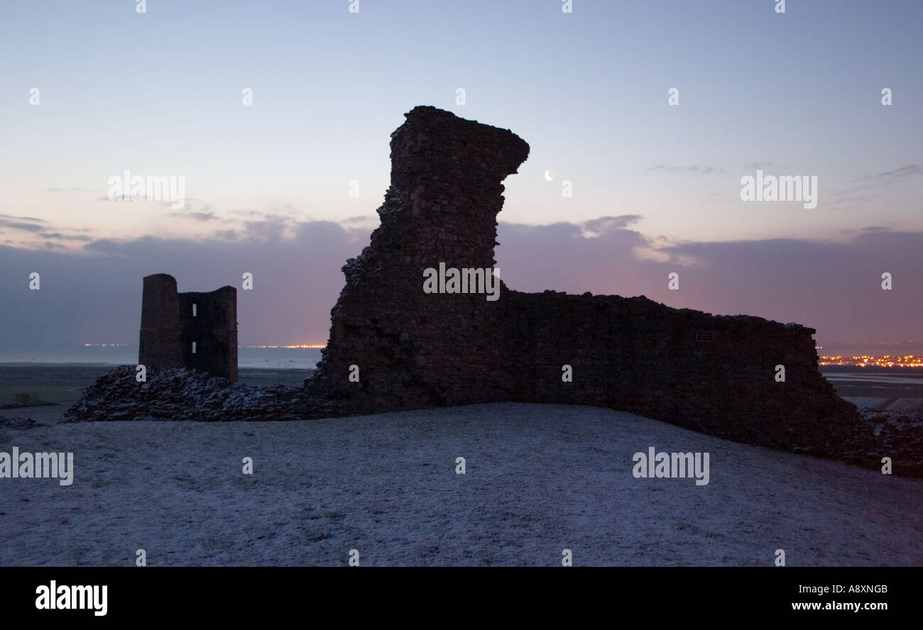 Morgendämmerung am Hadleigh Castle Essex UK an einem kalten Morgen mit einer Prise Schnee Stockfoto