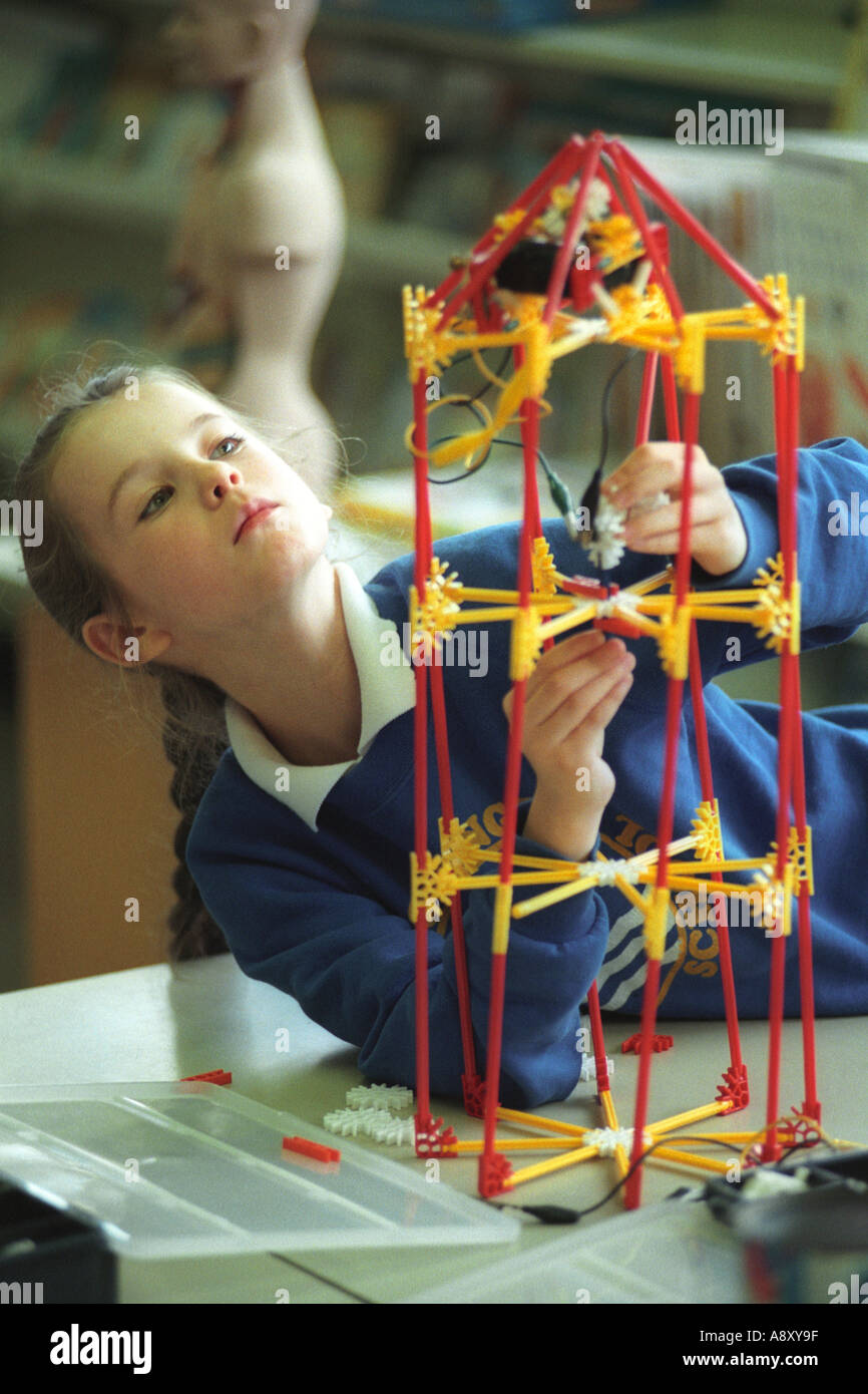Jahr 4 Grundschule Science-Klasse arbeitet an einem Projekt, einen Leuchtturm mit einem Kunststoff modularen Baukasten bauen Stockfoto