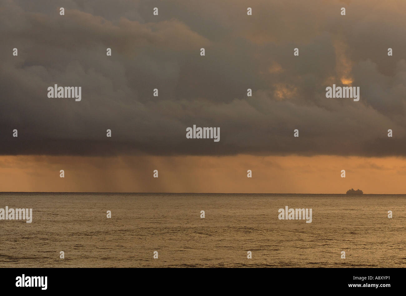 Sonnenaufgang und eine Dusche am frühen Morgen und eine Weitergabe Kreuzfahrt Schiff Hawaii Stockfoto