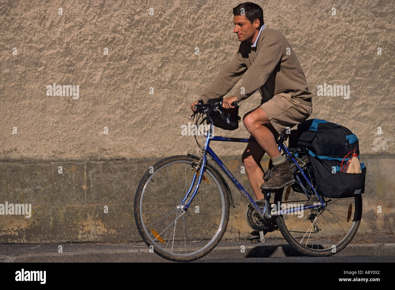 Ein voll ausgestattetes Radfahrer gehen auf einen Radurlaub (Frankreich). Cycliste Équipé pour un lange Périple (Frankreich). Stockfoto