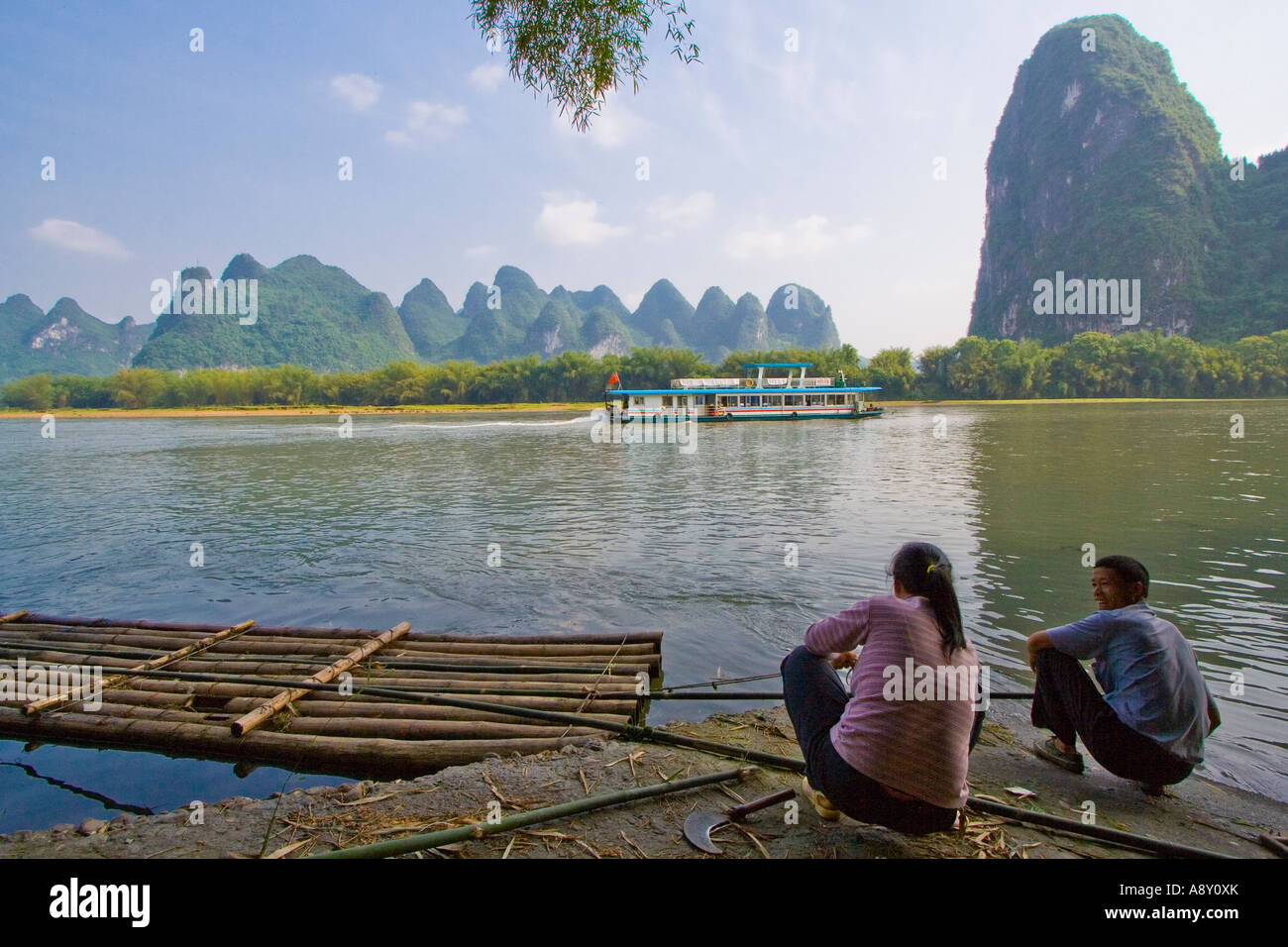 Einheimischen betrachten als eine touristische Passagier Fähre Pässe Li Fluss China Stockfoto