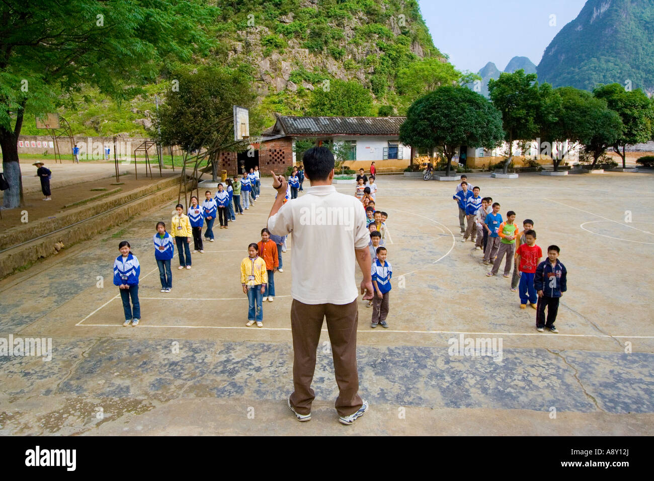Lehrer im Gespräch mit Studenten an draußen Schulversammlung in der Nähe von Yangshuo und Guilin China Stockfoto