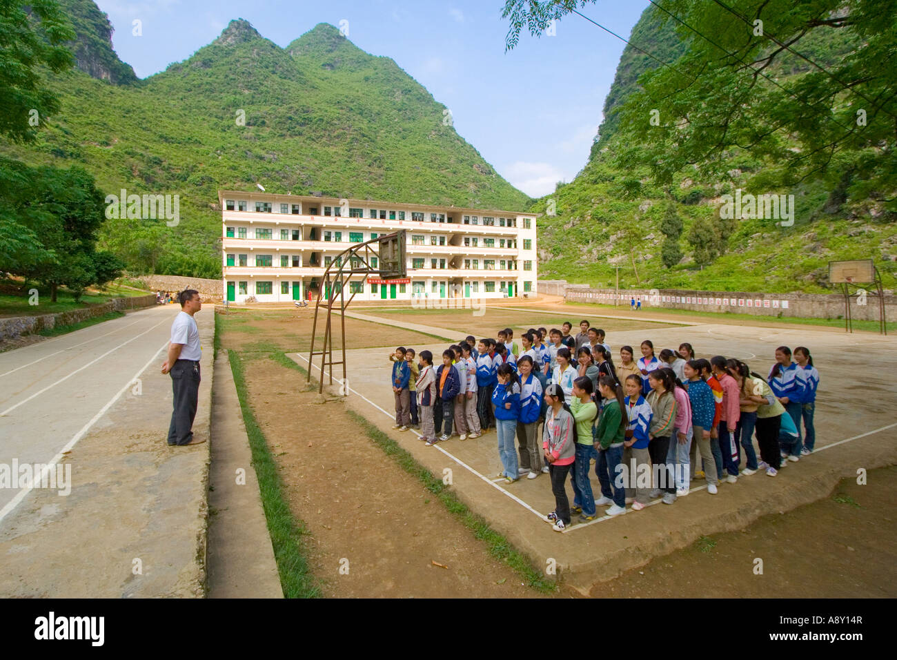 Lehrer im Gespräch mit Studenten an draußen Schulversammlung in der Nähe von Yangshuo und Guilin China Stockfoto