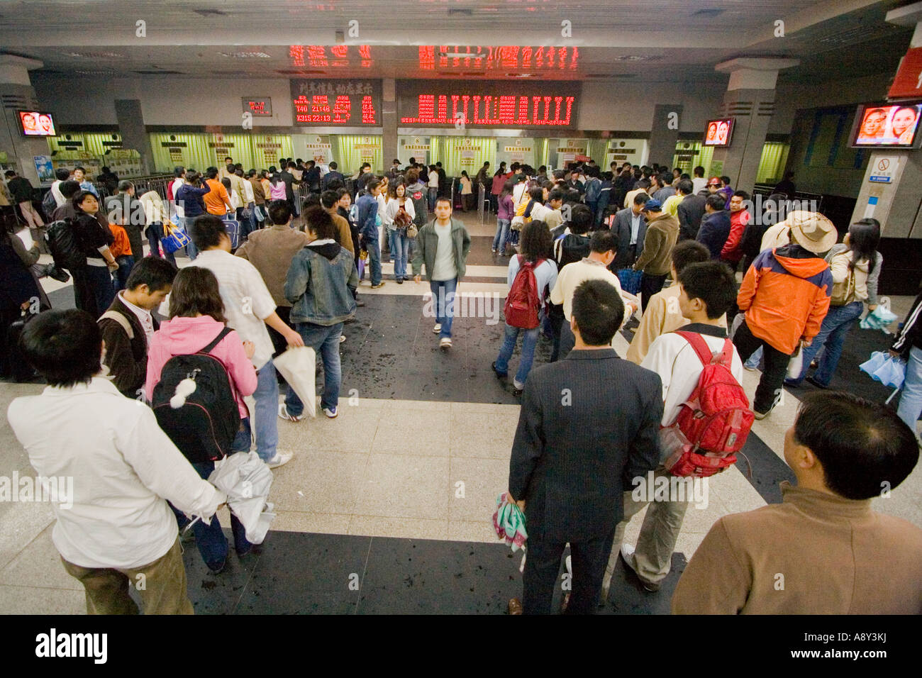 Inländische chinesische Reisende Que in der Schlange vor dem Urlaub Guilin China Stockfoto