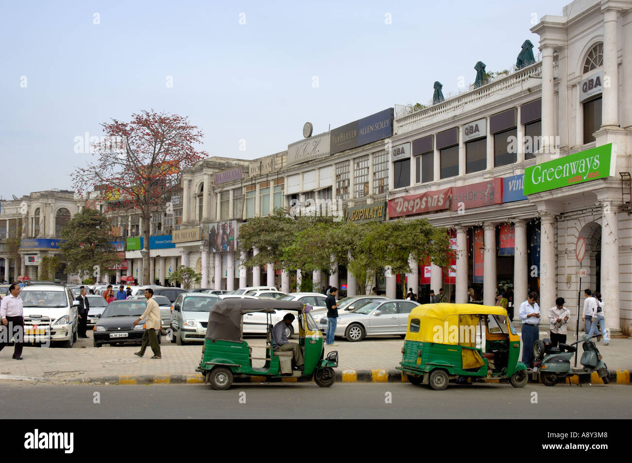 Grün-CNG Rikschas am Connaught Place New Delhi Indien Stockfoto