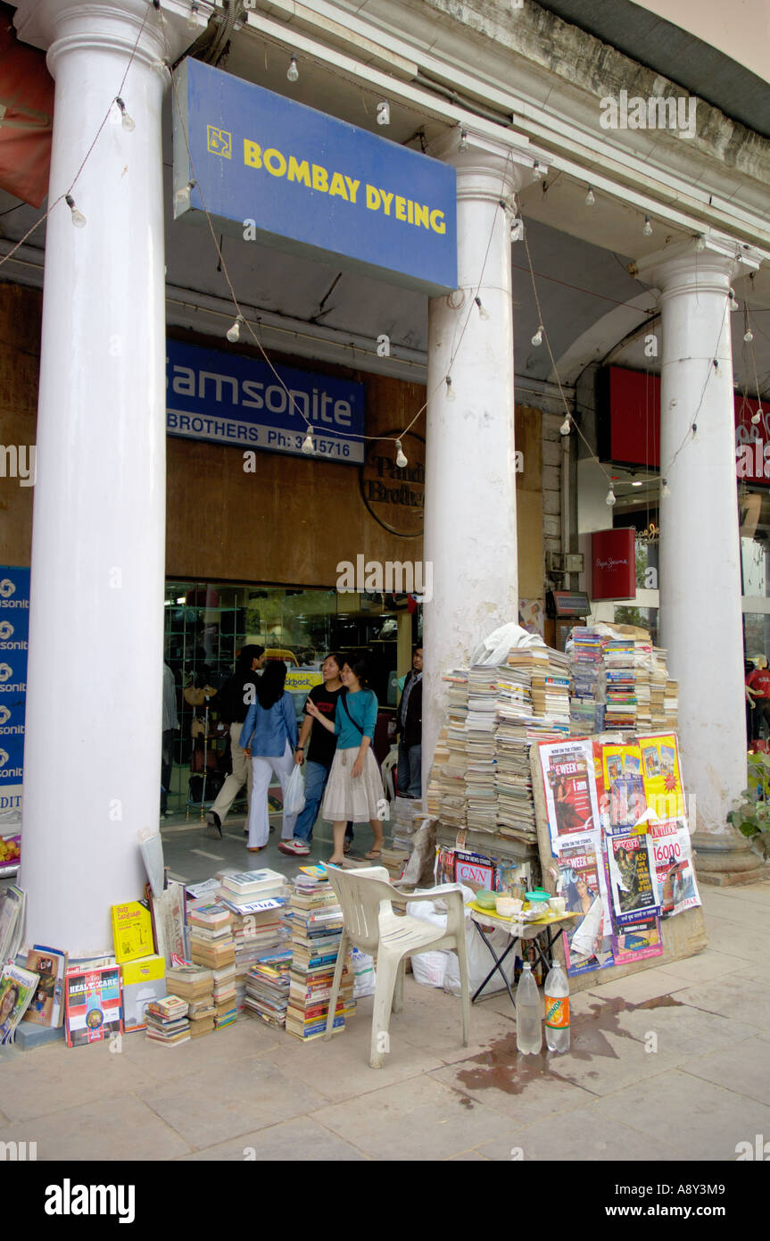 Am Straßenrand Bücherstand am Connaught Place New Delhi Indien Stockfoto