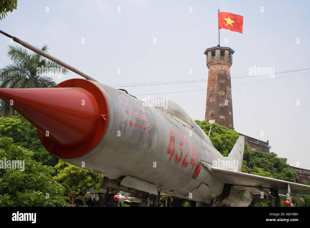 Vietnamesischen Luftwaffe sowjetische Mig-21 vor Kinderbett Co der achteckige Turm Armee Museum Hanoi-Vietnam Stockfoto