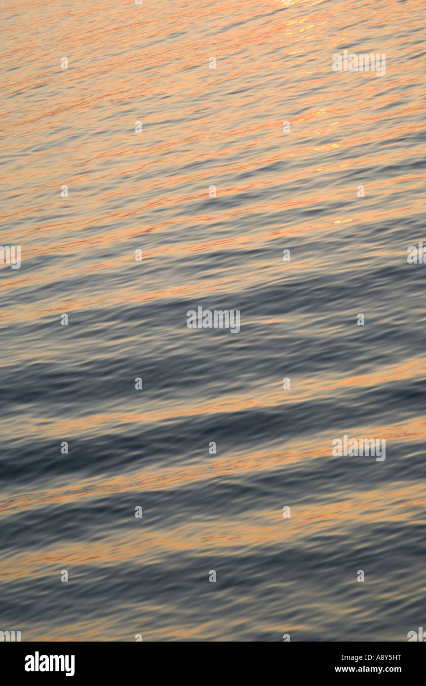 Wellen auf dem Meer im Abendlicht kurz vor Sonnenuntergang Stockfoto