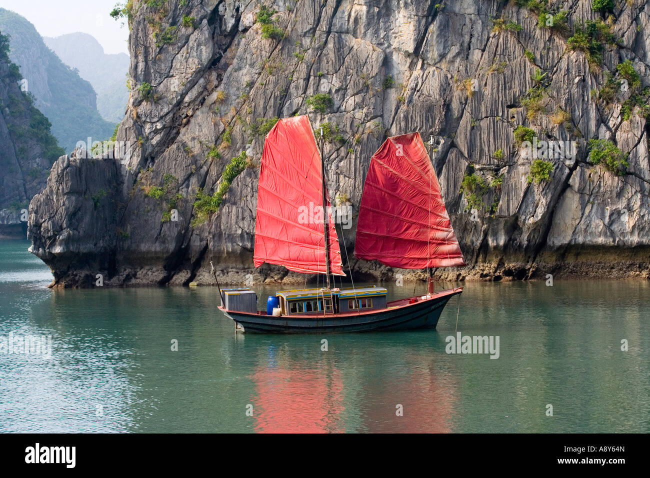 Traditionelle chinesische Angeln Segelboot Junk Halong Bucht Vietnam Stockfoto