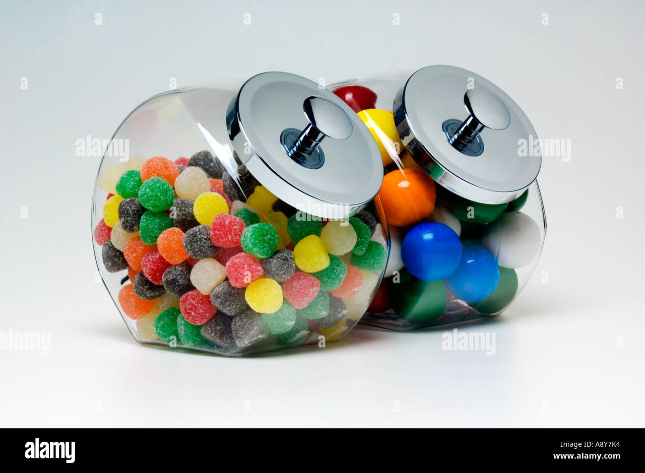 Süßigkeiten in Glasbehältern Stockfoto