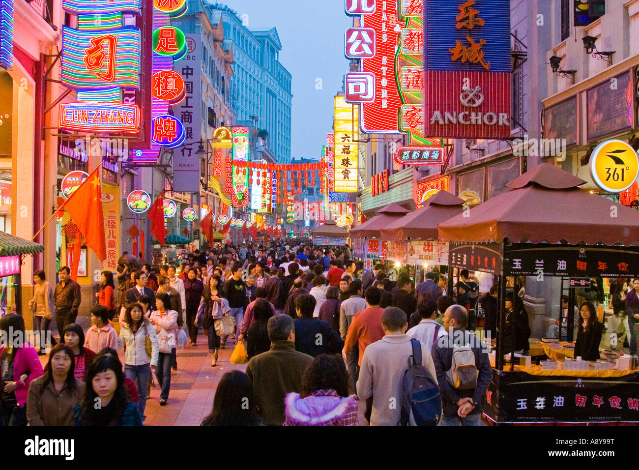 Shang Xia Jiu Square eine belebten Fußgängerzone Shopping Mall in Guangzhou China Stockfoto