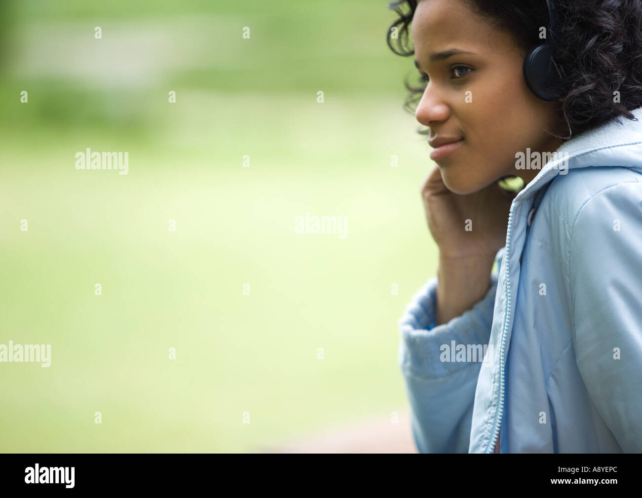 Junge Frau trägt Kopfhörer Stockfoto