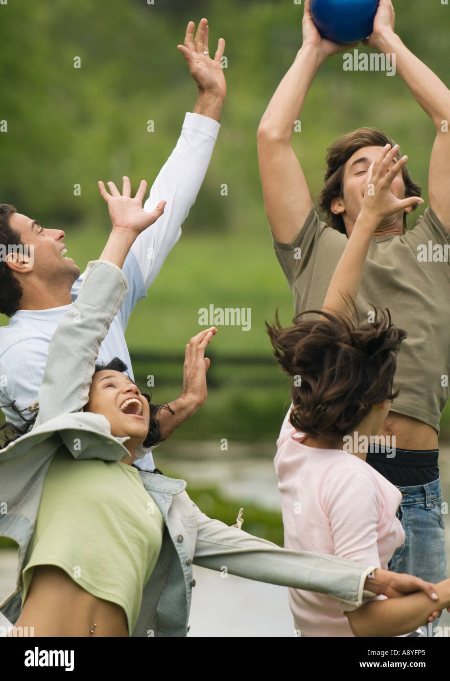 Gruppe von jungen Erwachsenen Freunden Spiele mit ball Stockfoto