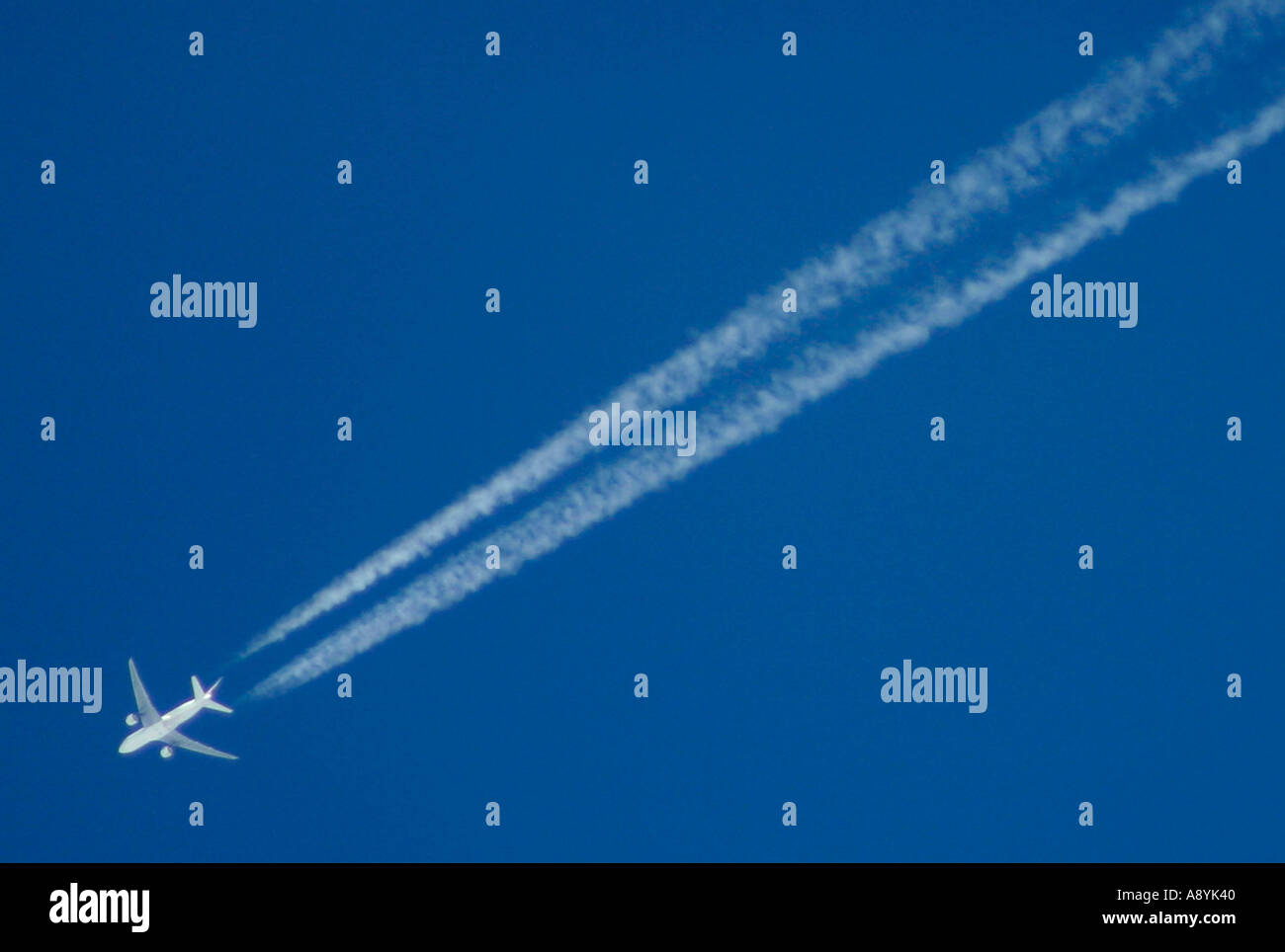 Passagier-Jet mit Kondensstreifen Stockfoto