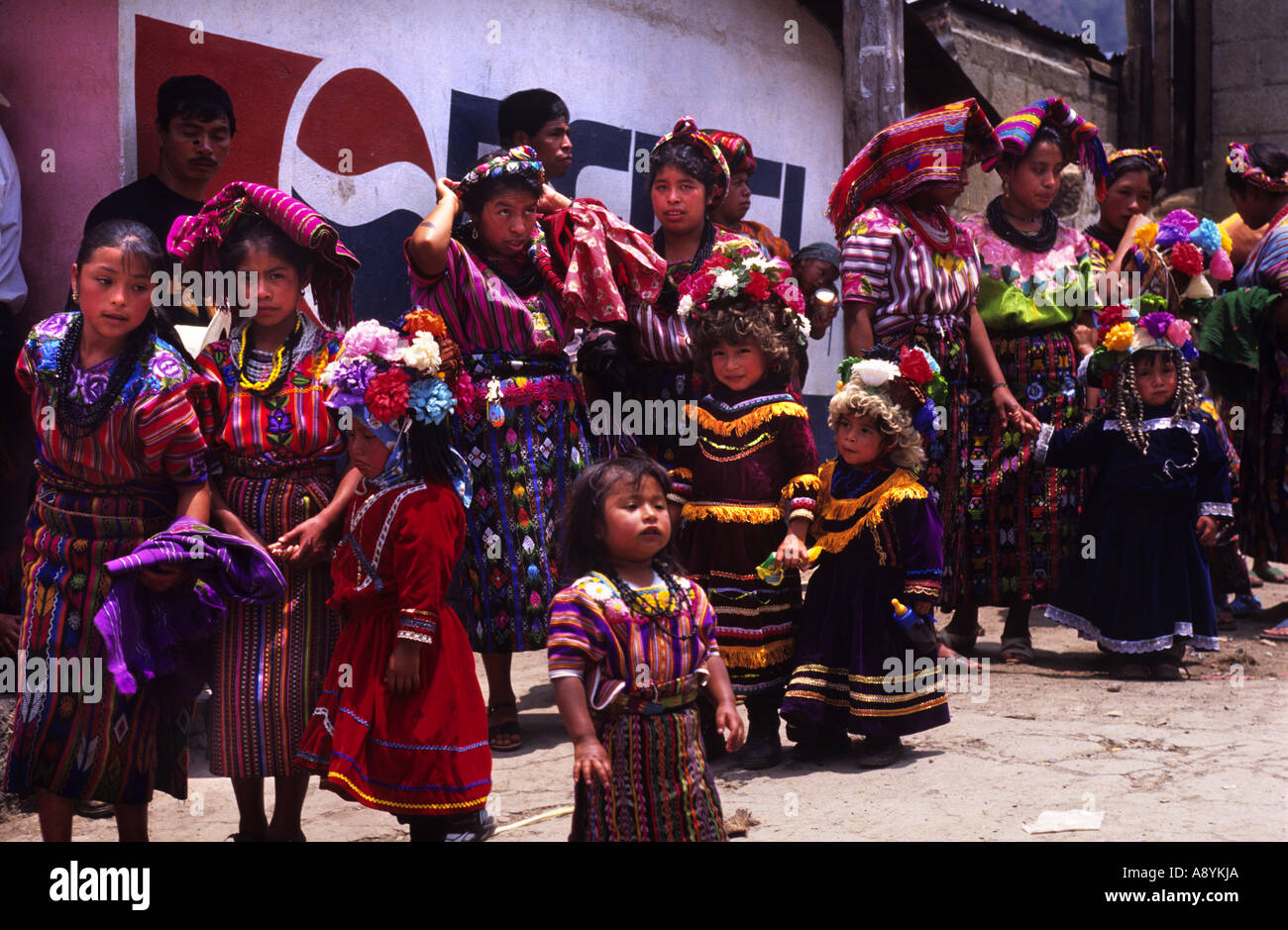 MAYA-INDIANER BEI SEMANA SANTA FEIERLICHKEITEN IN ZUNIL GUATEMALA Stockfoto