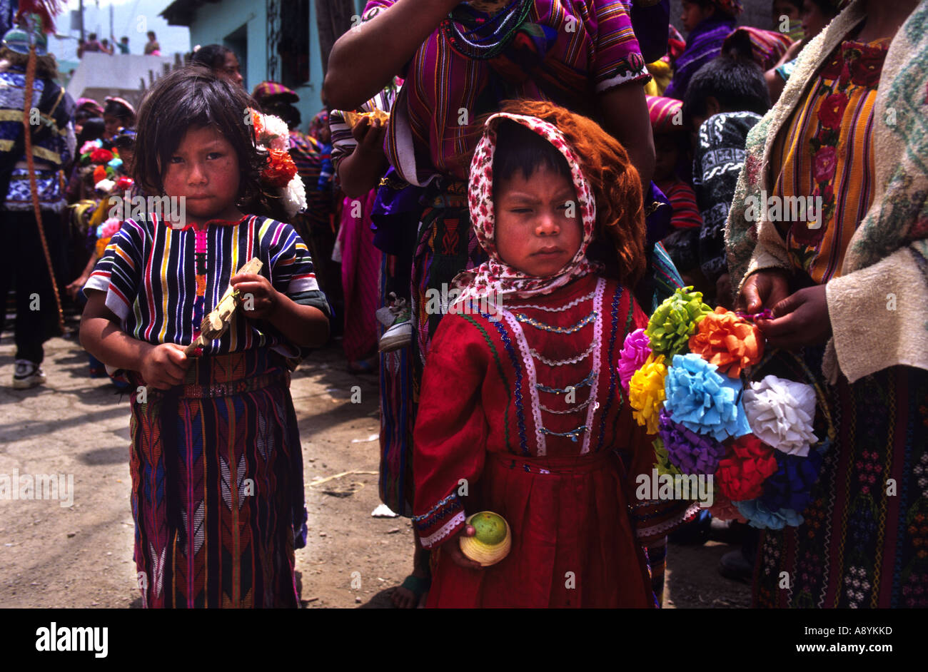 MAYA-INDIANER BEI SEMANA SANTA FEIERLICHKEITEN IN ZUNIL GUATEMALA Stockfoto