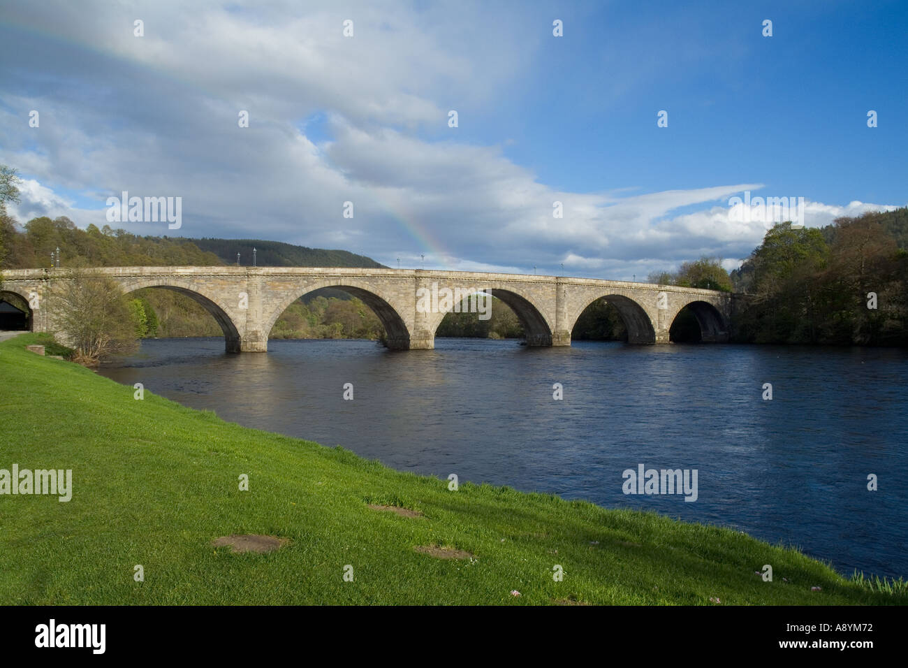 Dh Fluss Tay DUNKELD PERTHSHIRE schottische Stein gewölbte Brücke, gebaut von Thomas Telford Schottland Stockfoto