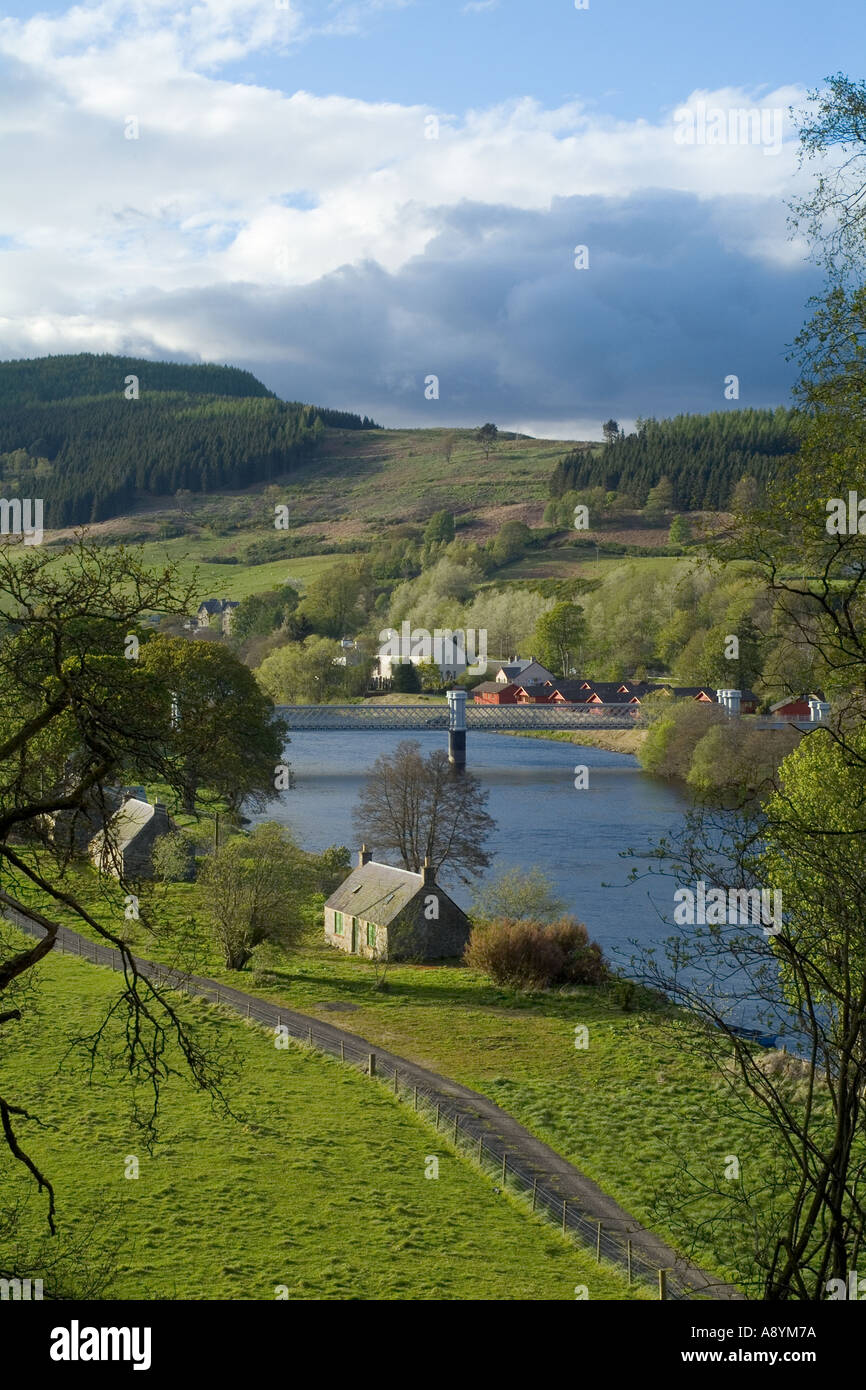 dh Logierait STRATH TAY PERTHSHIRE Riverside Cottages Metall-Straßenbrücke über den Fluss Tay Hütte Stockfoto