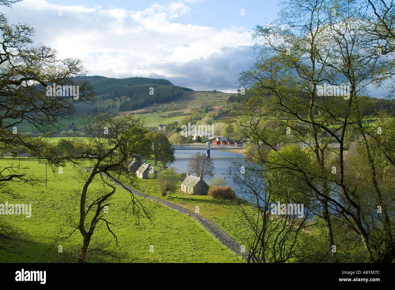 dh Logierait STRATH TAY PERTHSHIRE Riverside Cottages Metall-Straßenbrücke über den Fluss Tay Hütte Stockfoto