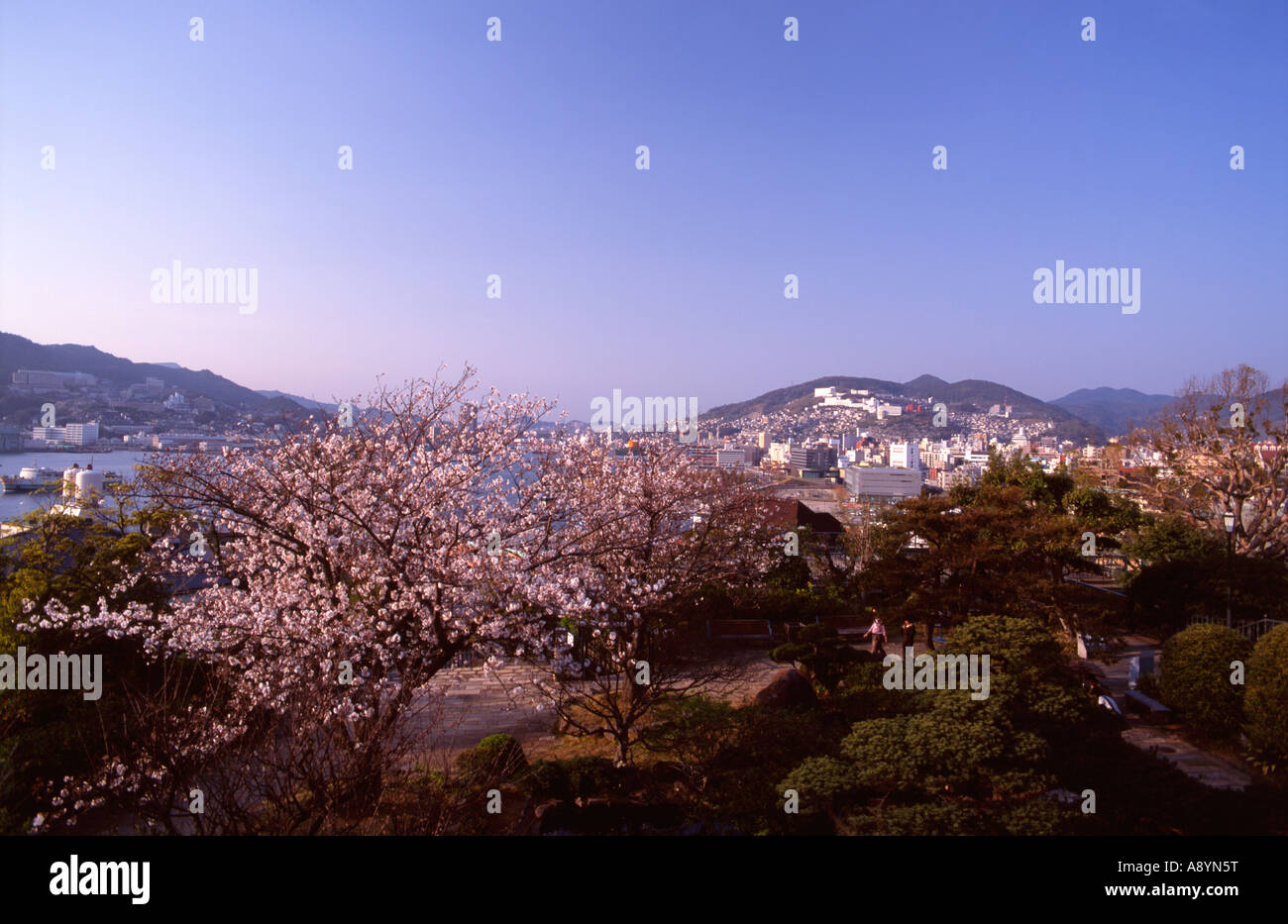 Panoramablick über Nagasaki Hafen von Glover House - das ehemalige Haus des britischen Händlers Thomas Glover aus gesehen Stockfoto