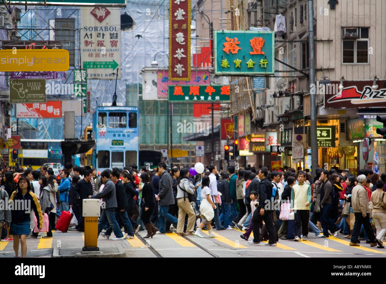 Überfüllten Fußgängerüberweg in Causway Bay Hong Kong Stockfoto