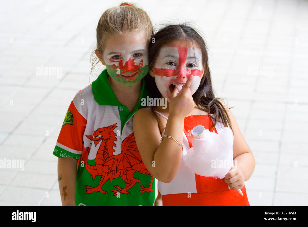 Niedlich kostümierten Mädchen walisischen Wales Rugby Fans Hongkong Sevens 2007 Stockfoto