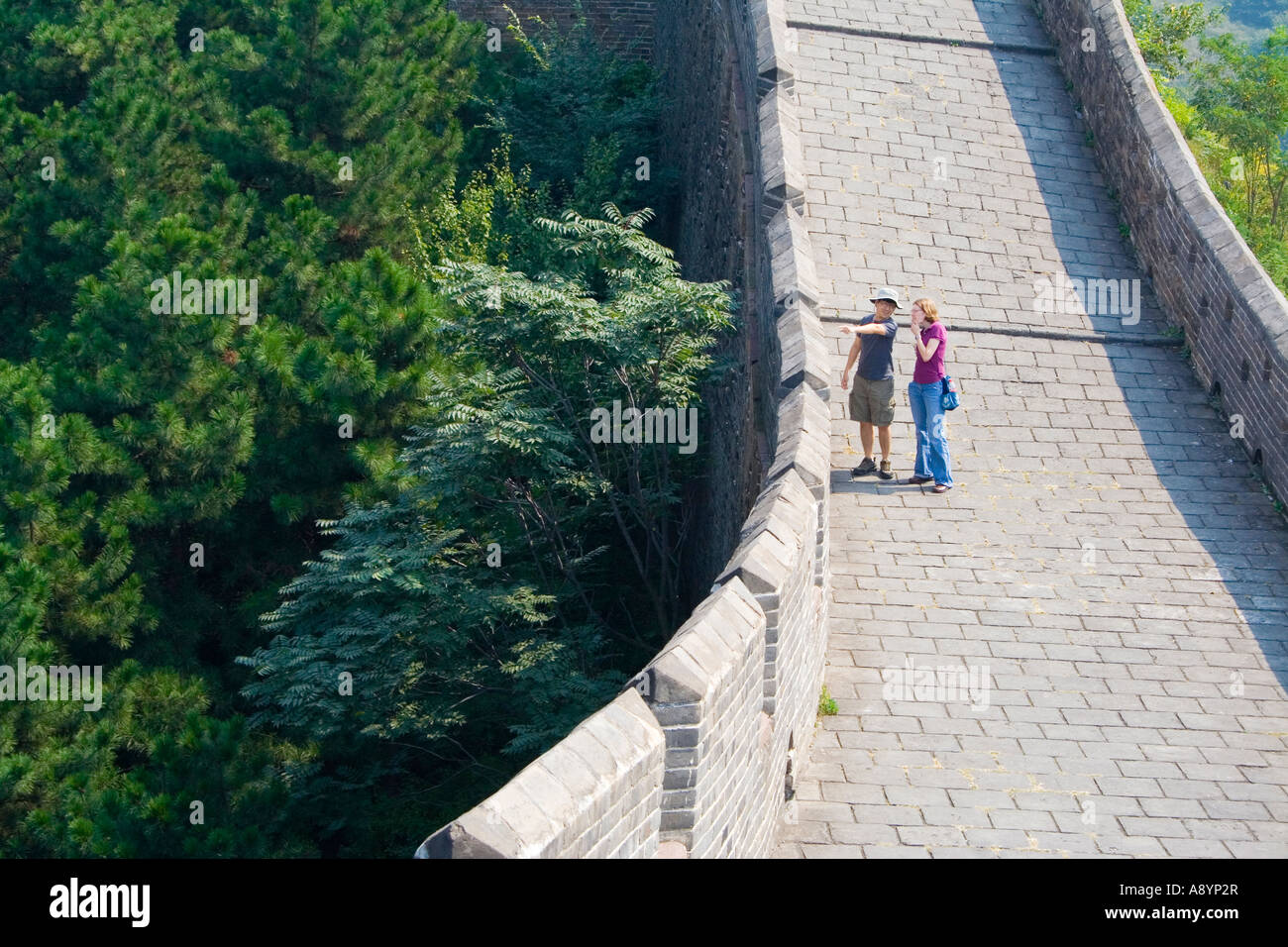 Touristen auf dem Great Wall Of China zeigt Stockfoto