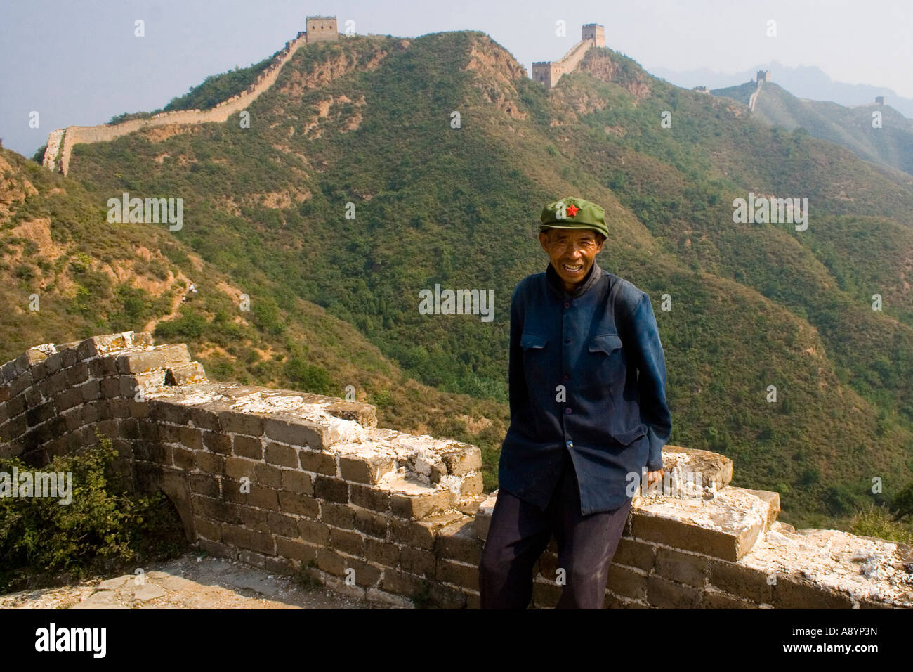 Lokale chinesische Senior auf der chinesischen Mauer Stockfoto