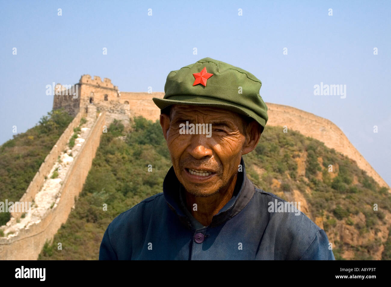 Lokale chinesische Senior auf der chinesischen Mauer Stockfoto