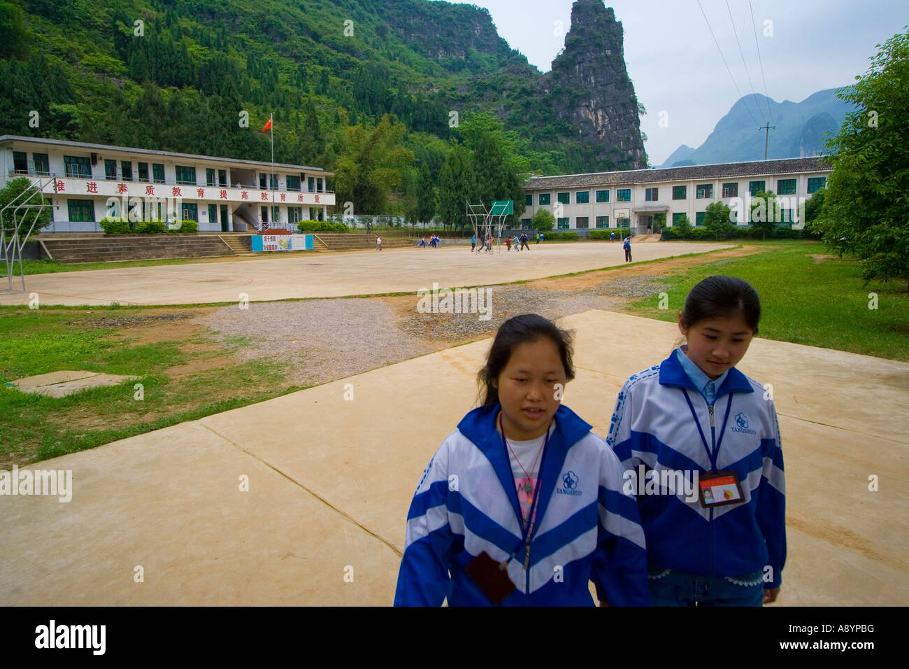 Schulmädchen in Uniform, Schulhof, Yangshuo, China zu verlassen Stockfoto