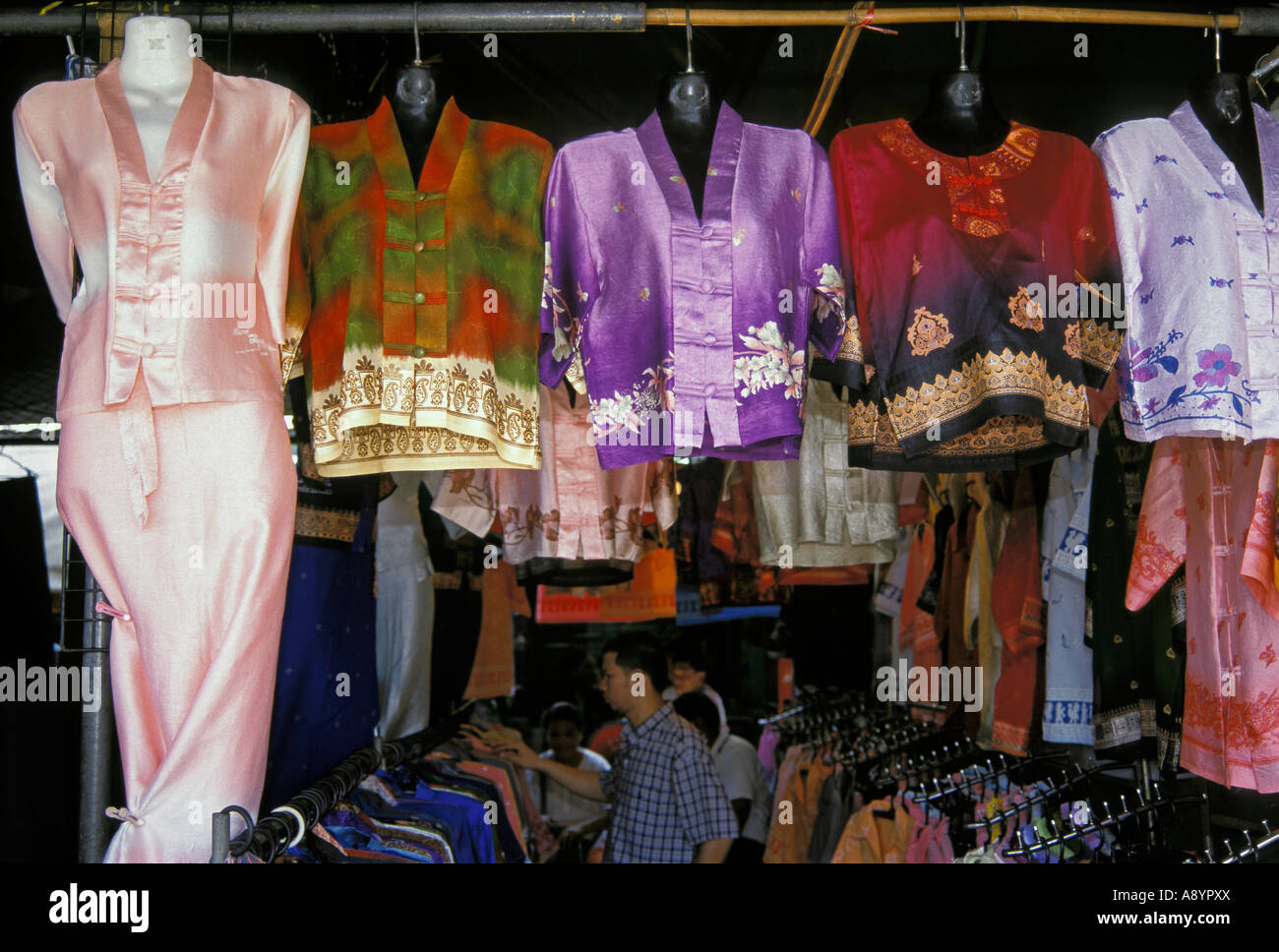 Thai traditionelle und zeitgenössische Kleidung auf der Chatuchak Market in  Bangkok Thailand Stockfotografie - Alamy