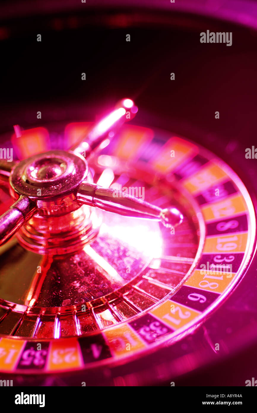 Roulette Rad Glücksspiel Glücksspiele spielen Risiko riskant Glück lucky Spin Wette bündig Las Vegas Casino Wetten gewinnen verlieren Gewinner Verlierer Stockfoto