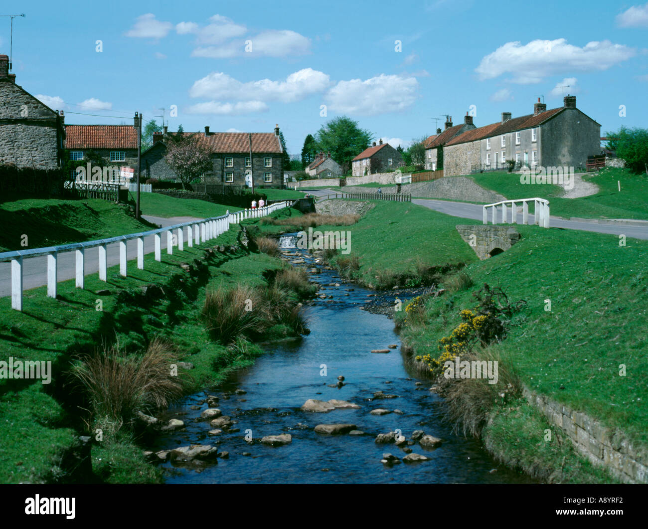 Hutton Beck und Dorf von Hutton-le-Hole, North York Moors National Park, North Yorkshire, England, UK Stockfoto