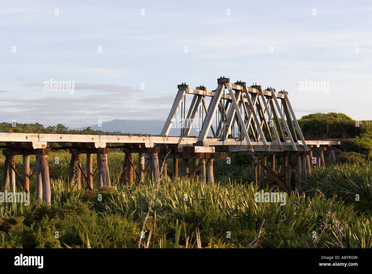 Historische Eisenbahn Gitterbrücke über Mahinapua Creek südlich von Hokitika neue Neuseelands Westküste Stockfoto