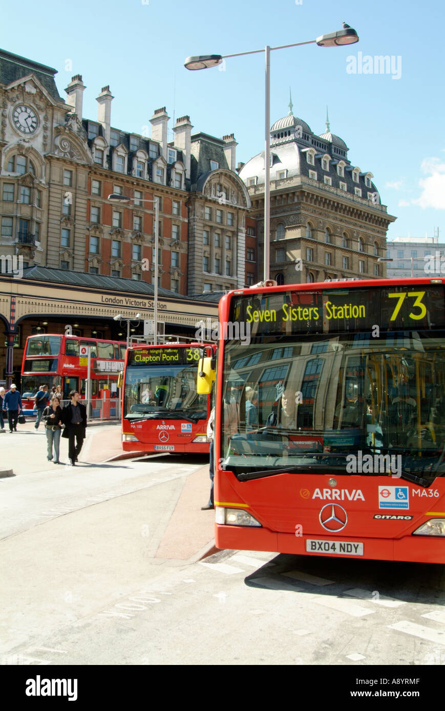 Rot, London, Busse, Bus, außerhalb, Victoria Station in London, England, Transport, für Reisen, Stockfoto