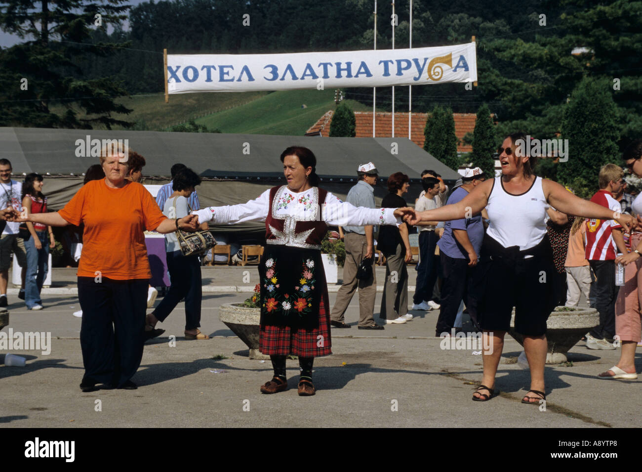serbische Frau mit Tracht, Tanz auf dem Guca-Music-Festival in Guca Serbien Stockfoto