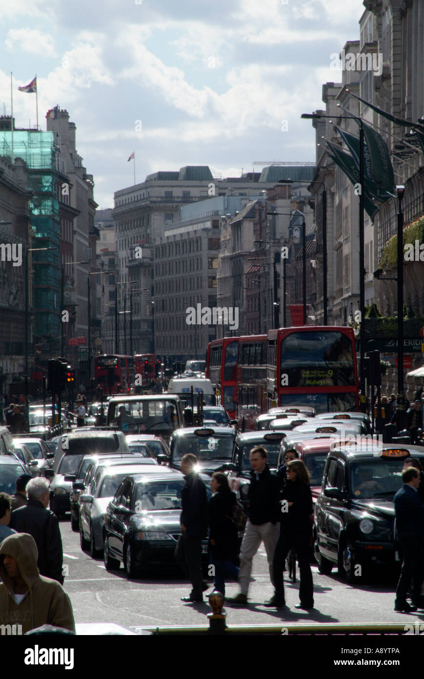 London, Straße, Szene, Taxi, schwarz, Taxi, rot, Bus, Busse, Fußgänger, beschäftigt, pulsierende, Stadt, gedeihen, Menschen, Spaziergang, Wandern, ro Stockfoto