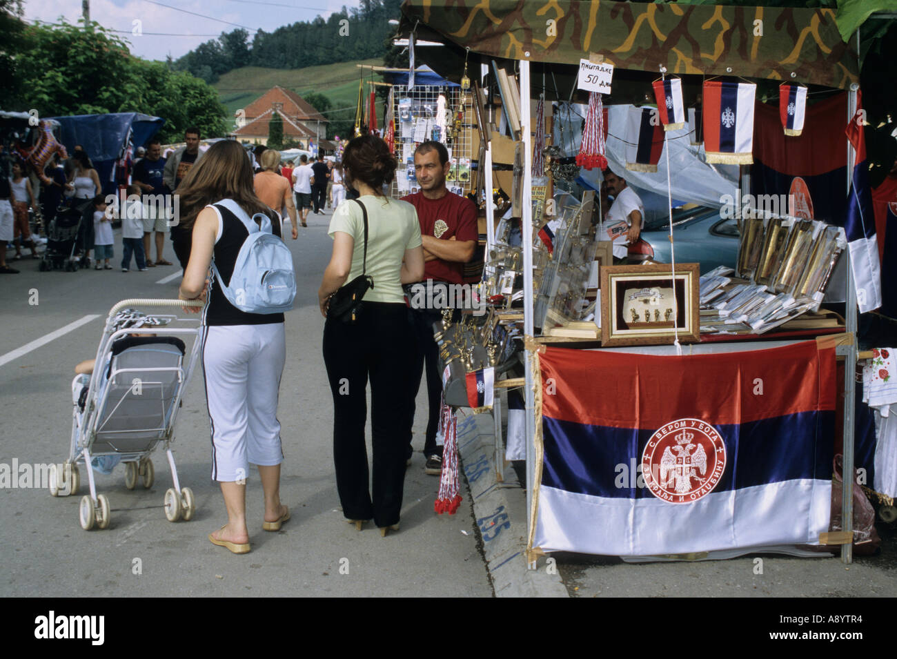 serbische Nationalisten Souvenirs zum Verkauf auf dem Markt von Guca während der Balcanic-Musik-Festival-Serbien Stockfoto