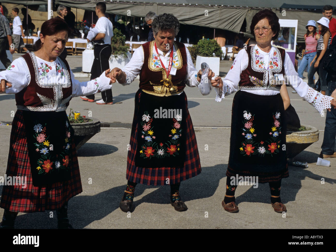Frauen mit Tracht, Tanz auf der Straße in Guca während der Balcanic-Musik-Festival-Serbien Stockfoto