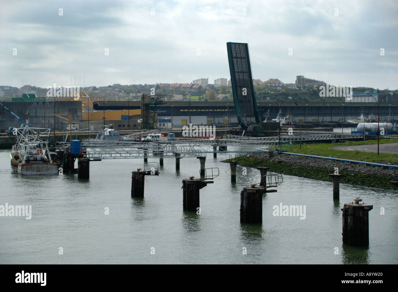 Boulogne Hafen dock-Eingang verwendet, Frankreich mit Leuchtturm von speedferries Stockfoto