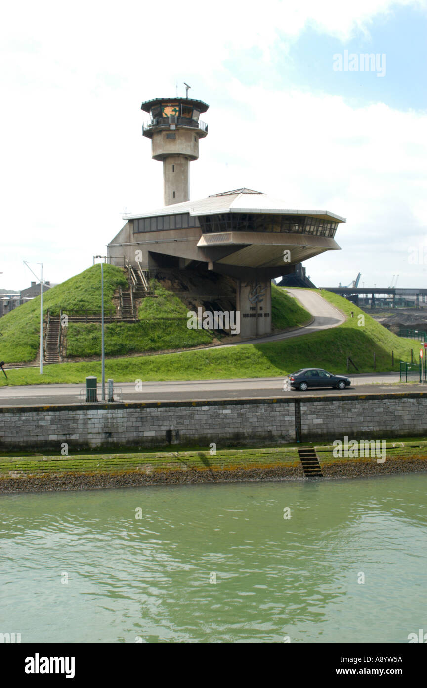 Boulogne Hafen dock-Eingang verwendet, Frankreich mit Leuchtturm von speedferries Stockfoto