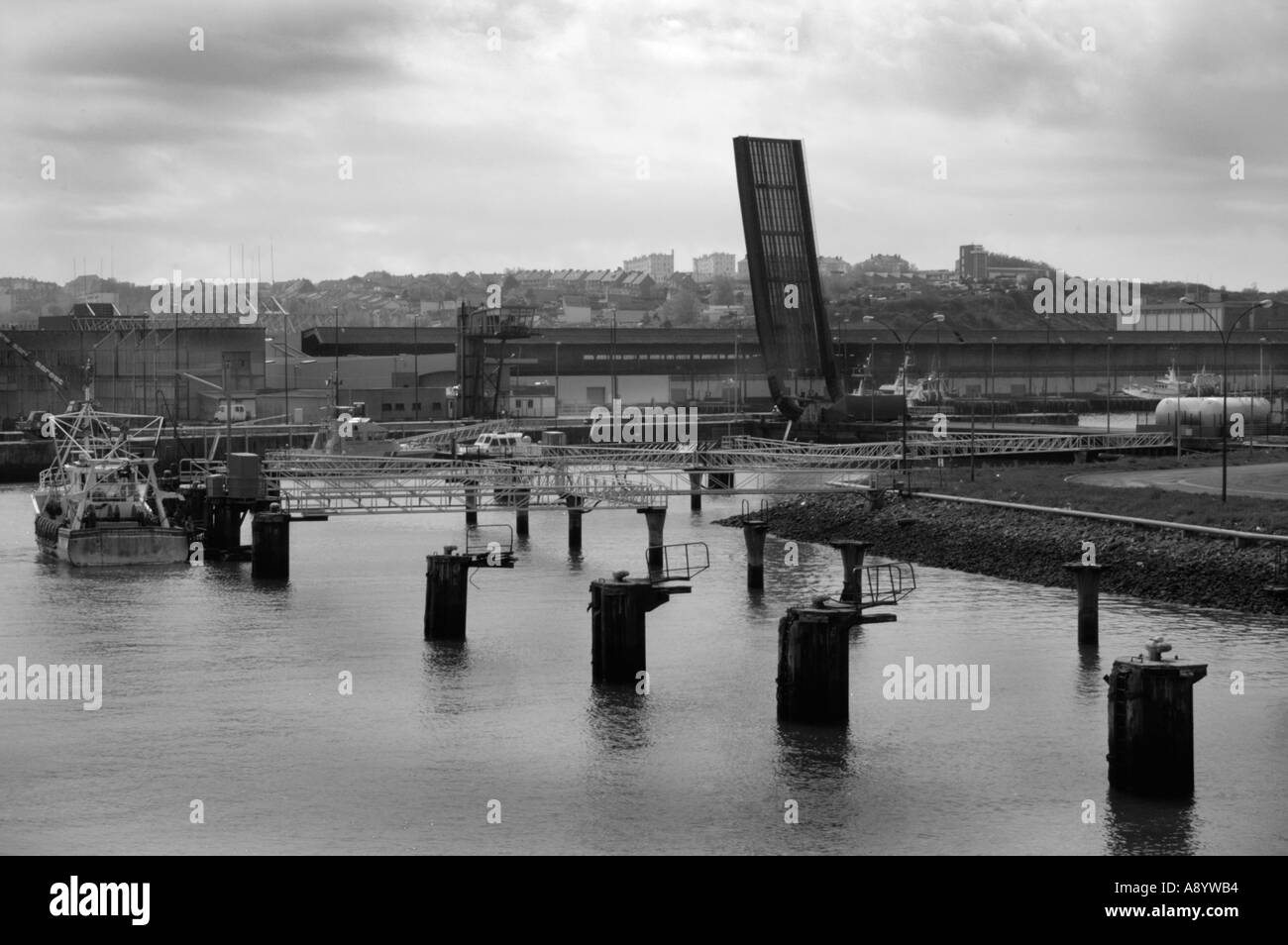 Boulogne Hafen Eingang Frankreich zeigen angehoben Brücke Stockfoto