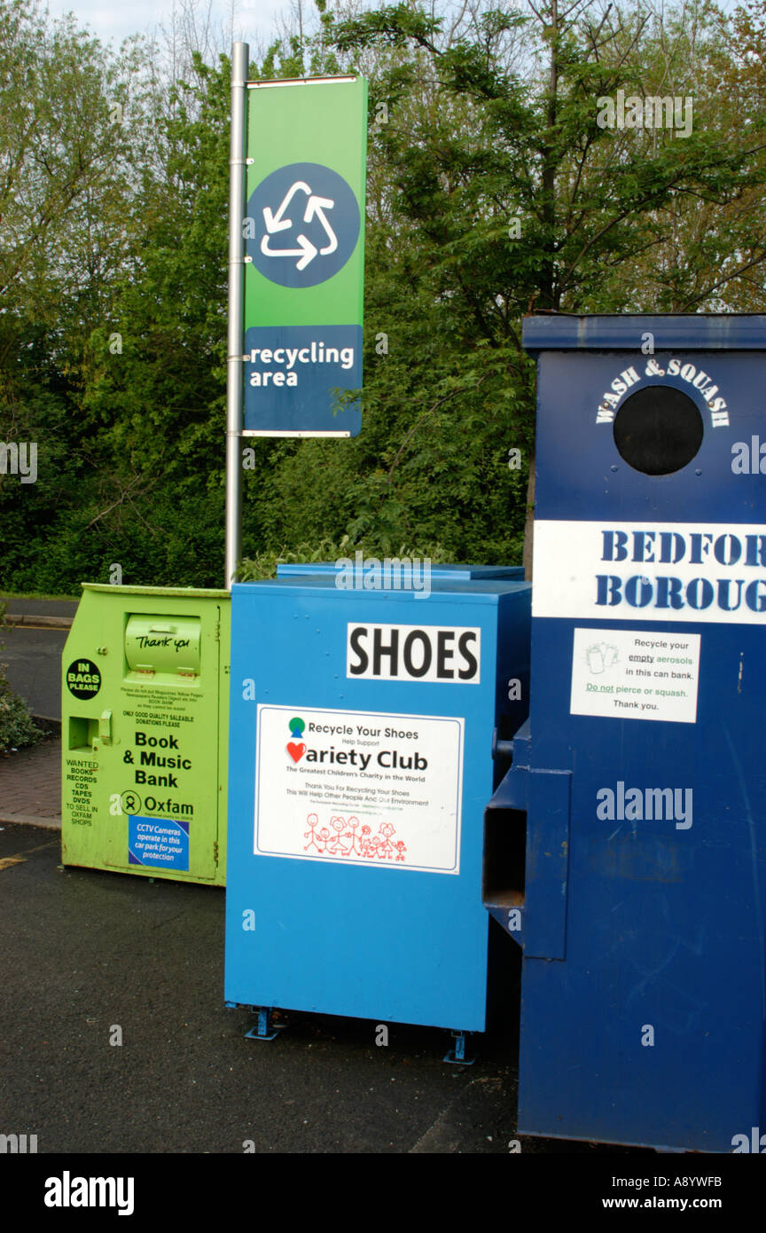 Recycling und zurückfordern, Glas und Kunststoff-Flasche Banken für Tücher Schuhe und Musik-Sammelstellen Stockfoto
