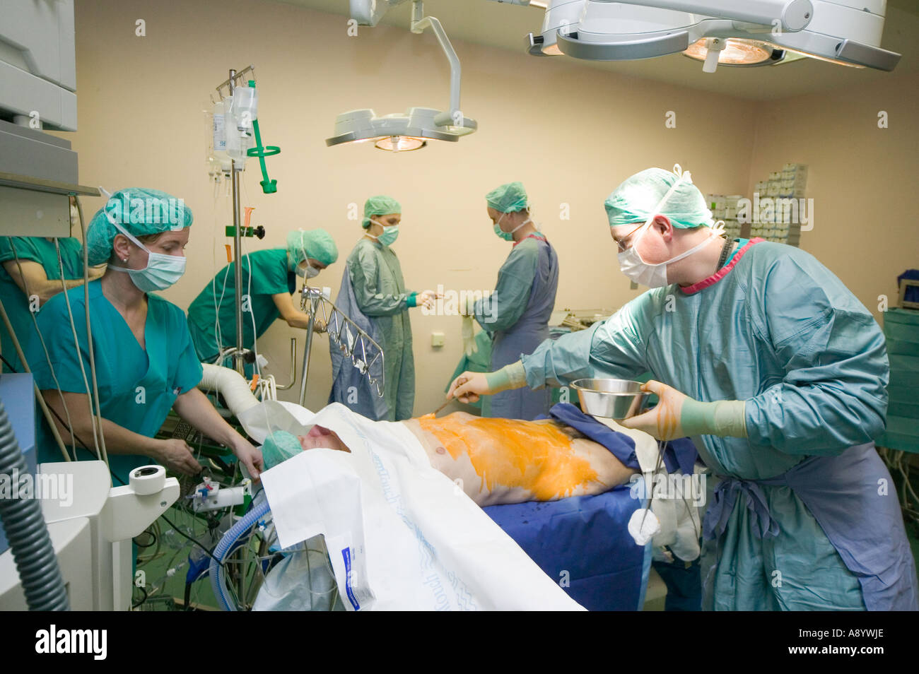 Anästhesisten, die Vorbereitung der Patienten für Krebs Operation OP-Saal Stockfotografie - Alamy