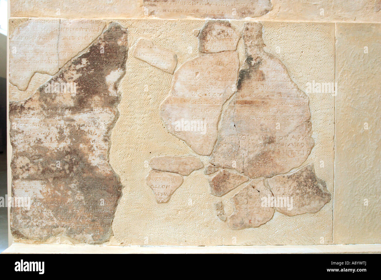 Fragmente von Marmor Platten mit Inschriften in Delphi Museum Griechenland Stockfoto