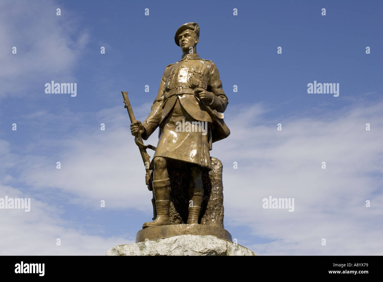 Kriegerdenkmal 1914 -18 Bronze-Soldat mit Kilt Inverary Schottland Stockfoto